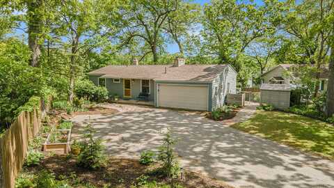 1920 Oakcliff Drive NE, Grand Rapids, MI 49525