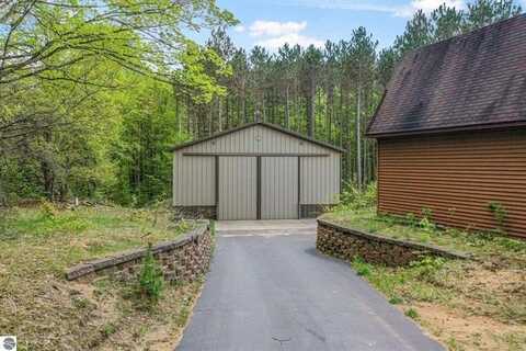 2460 E 26 Road, Cadillac, MI 49601
