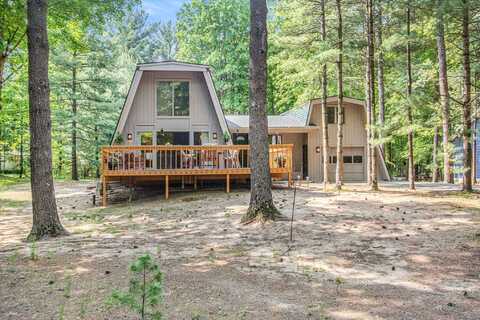 77125 Pinewood Lane, South Haven, MI 49090