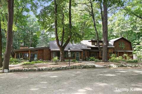 2450 Lakeshore Drive, Fennville, MI 49408