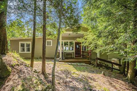 8641 N Perry Avenue, Pentwater, MI 49449