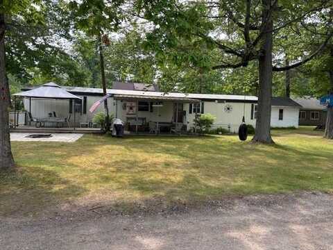 1633 S Camp Avenue, White Cloud, MI 49349