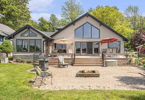 8994 Lenhards Landing, Clarksville, MI 48815