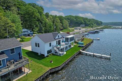 5245 Monroe Road, Pentwater, MI 49449