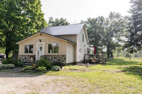 1144 S Oak Avenue, White Cloud, MI 49349
