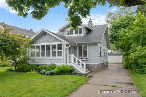 2071 Oakwood Avenue NE, Grand Rapids, MI 49505