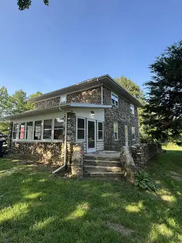 2311 E Glendora Road, Buchanan, MI 49107