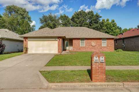2852 S Pinehurst Avenue, Springfield, MO 65807