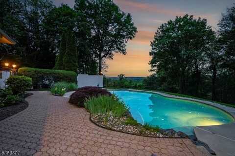 10 Beacon Hill Dr, Chester, NJ 07930