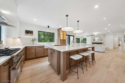 338 Old Short Hills Rd, Millburn, NJ 07078