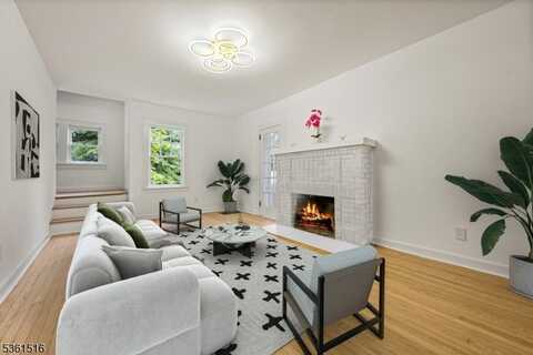41 Oakland Ave, Westwood, NJ 07675