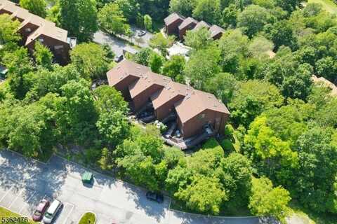 2 Port Royal Dr, Vernon, NJ 07462
