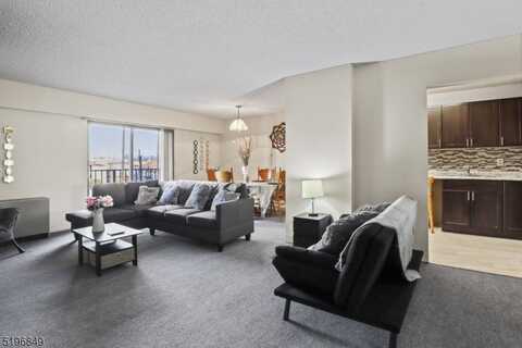 10 N Wood Ave, Linden, NJ 07036