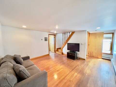 62 Nichols St, Newark, NJ 07105