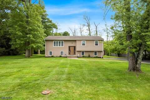 8 Hillcrest Blvd, Warren, NJ 07059
