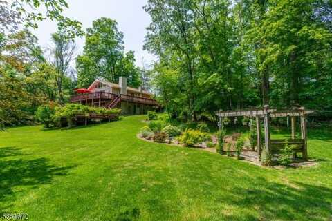 8 Chandoga Dr, Hampton, NJ 07860