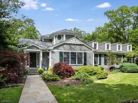 9 Brookside Ter, North Caldwell, NJ 07006