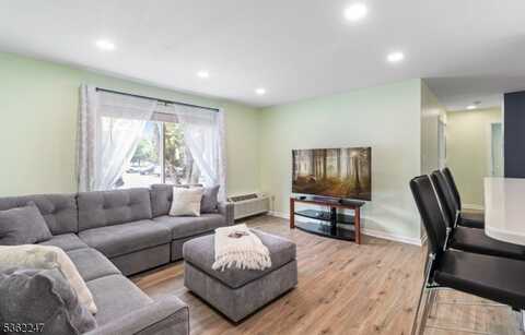 9 Norwich Pl, Franklin, NJ 08873