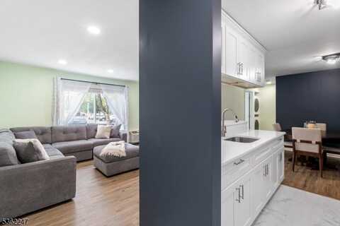 9 Norwich Pl, Franklin, NJ 08873