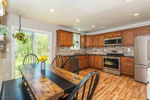 88 Crescent Dr, Hampton, NJ 07860