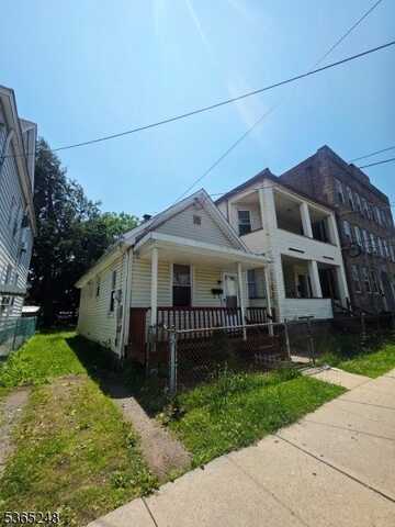 32 Van Winkle Ave, Garfield, NJ 07026