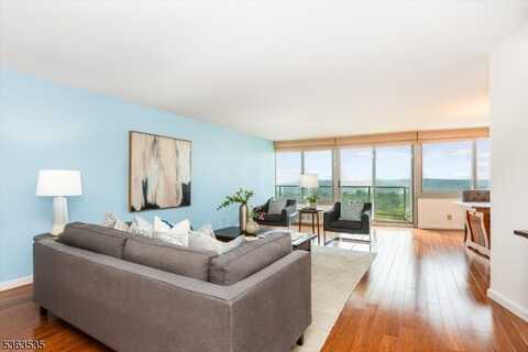 1 Claridge Dr, Verona, NJ 07044