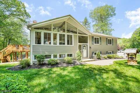 31 Sherwood Ct, West Milford, NJ 07435