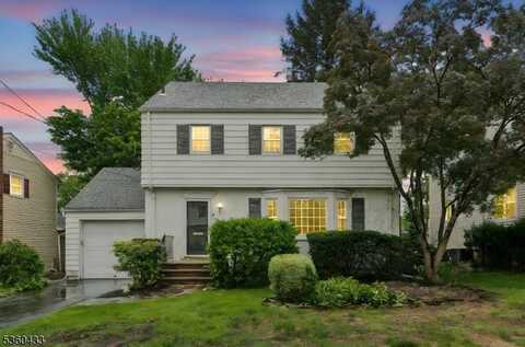 8 Pine Tree Ter, Madison, NJ 07940