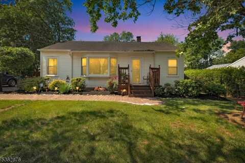 38 Hawthorne Dr, Franklin, NJ 08873