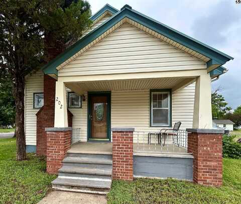 202 S Maple St, Pretty Prairie, KS 67570