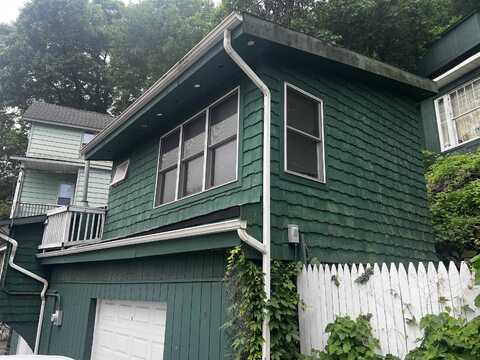 6 OLD WOOD RD, Edgewater, NJ 07020