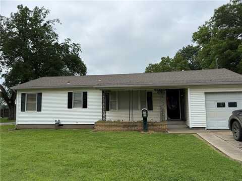 902 W 1st Street, Coffeyville, KS 67337
