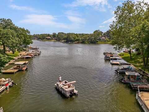 376 NW North Shore Drive, Lake Waukomis, MO 64151
