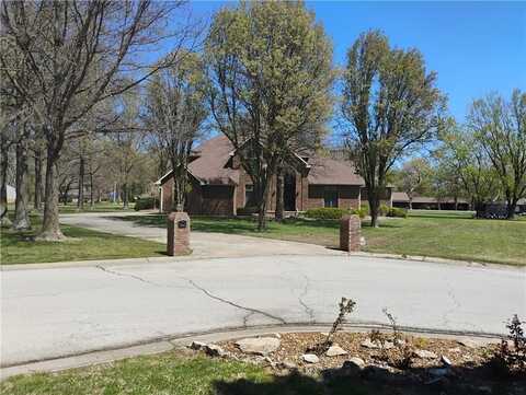 724 VILLAGE Drive, Girard, KS 66743