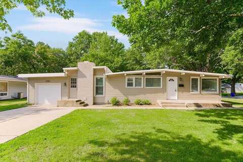 2201 NE Shady Lane Drive, Gladstone, MO 64118