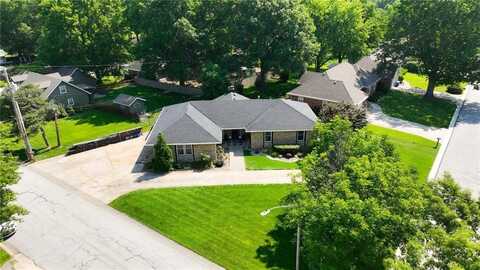 307 SE Westwind Drive, Lees Summit, MO 64063