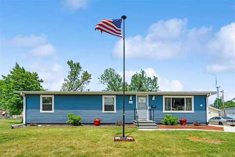 1026 Eisenhower Rd, Hiawatha, IA 52233