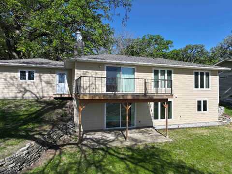 504 9th St, Spirit Lake, IA 51360