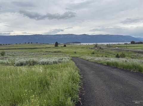 11 Stonebraker Ln, Cascade, ID 83611