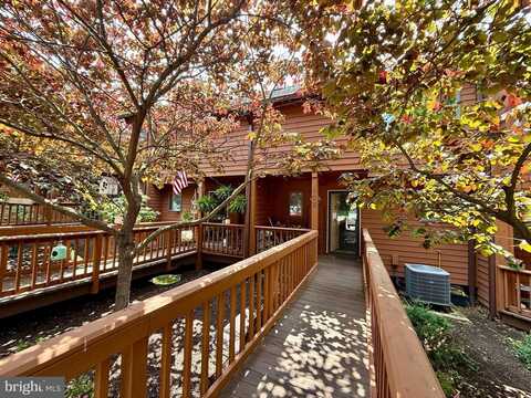 102 TECUMSEH TRL, HEDGESVILLE, WV 25427