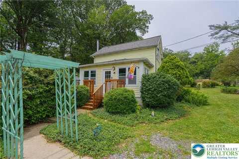 636 School Road, Plainfield, PA 18064