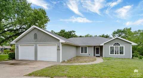 1009 Cox Circle, Manhattan, KS 66502