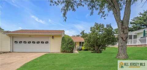 142 Possum Plaza, Monroe, NJ 08831