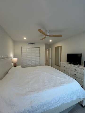 400 Kings Point Dr, Sunny Isles Beach, FL 33160