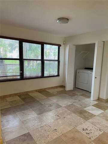 2986 S University Dr, Davie, FL 33328