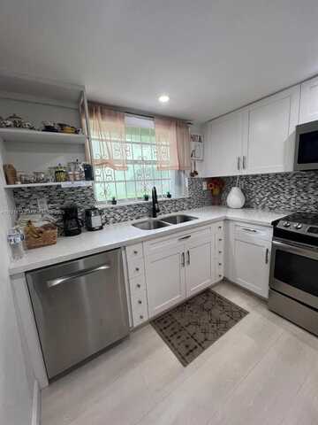 11183 NW 7th St, Miami, FL 33172