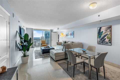 1200 Brickell Bay Dr, Miami, FL 33131
