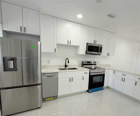 209 NW 10th St, Hallandale Beach, FL 33009