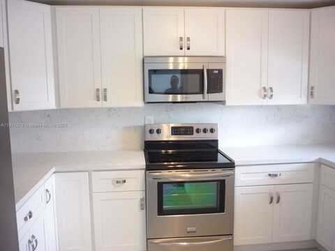 9520 S Hollybrook Lake Dr, Pembroke Pines, FL 33025