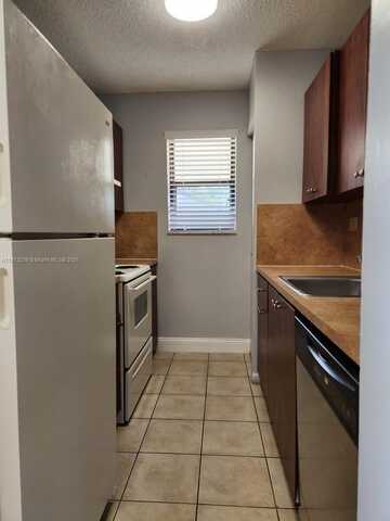 7095 NW 179th St, Hialeah, FL 33015